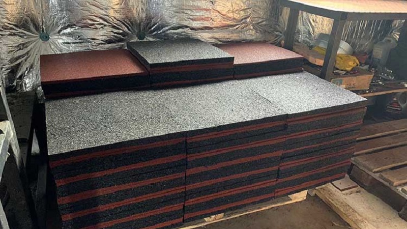 В Мурманске выпустили первую партию напольной плитки из переработанных покрышек